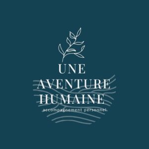Logo composé de silhouettes de vaguelettes tenant dans un pot d'où émerge une pousse prête à se tourner vers la lulière, l'avenir, son potentiel sur un fond bleu canard