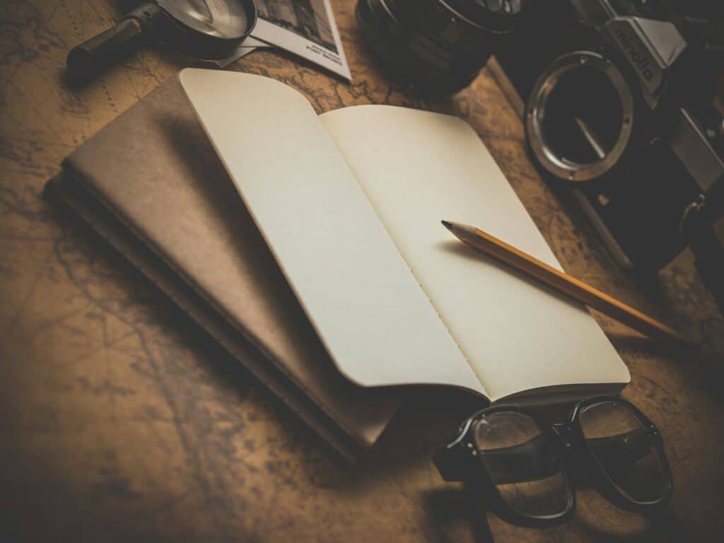 illustrer le blog d'une aventure humaine intitulé un "journal de bord" grâce à son carnet ouvert et son côté intimiste
