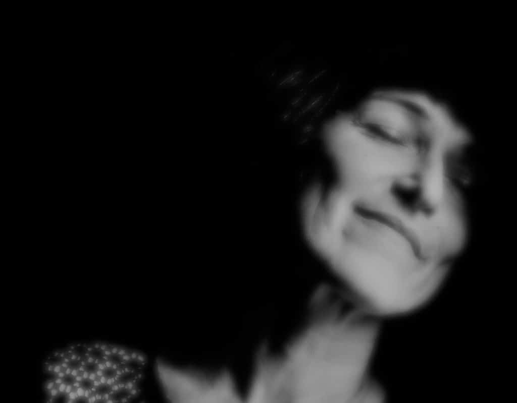 portrait de veronica vidal en noir et blanc